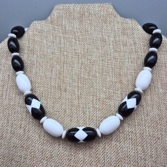 Vintage Oval Plastic Beads Collar Necklace Black & White Harlequin Pattern 18.5" - Picture 2 of 6